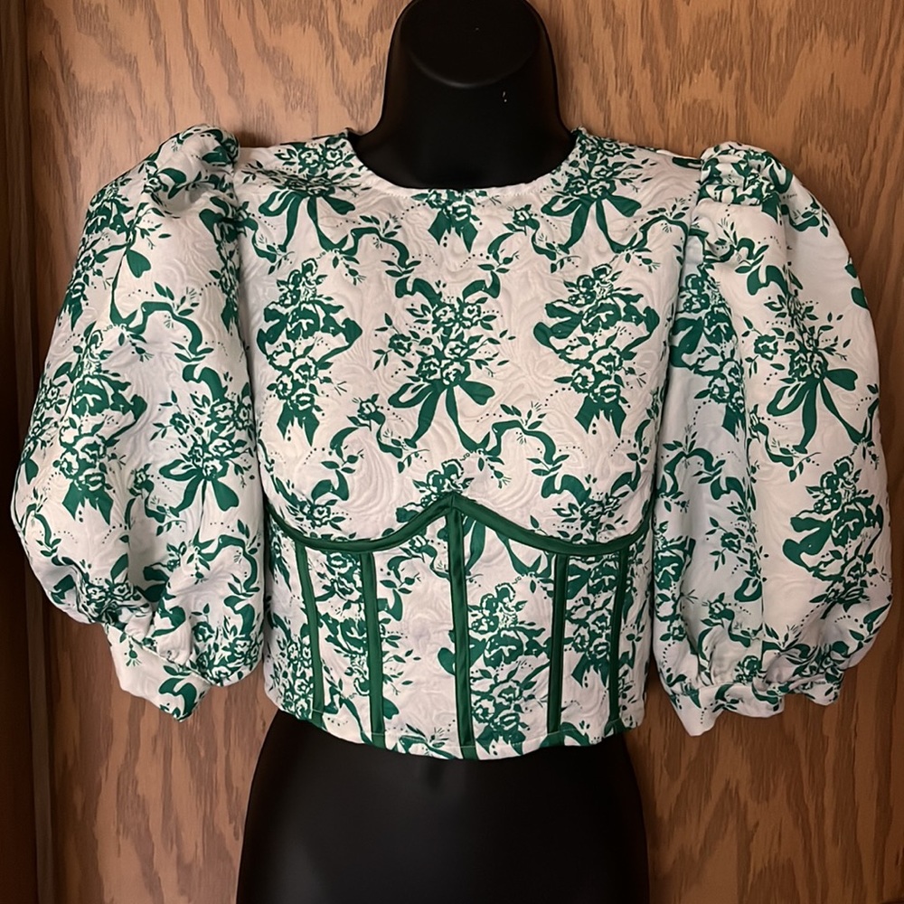 Puffy sleeved crop top
